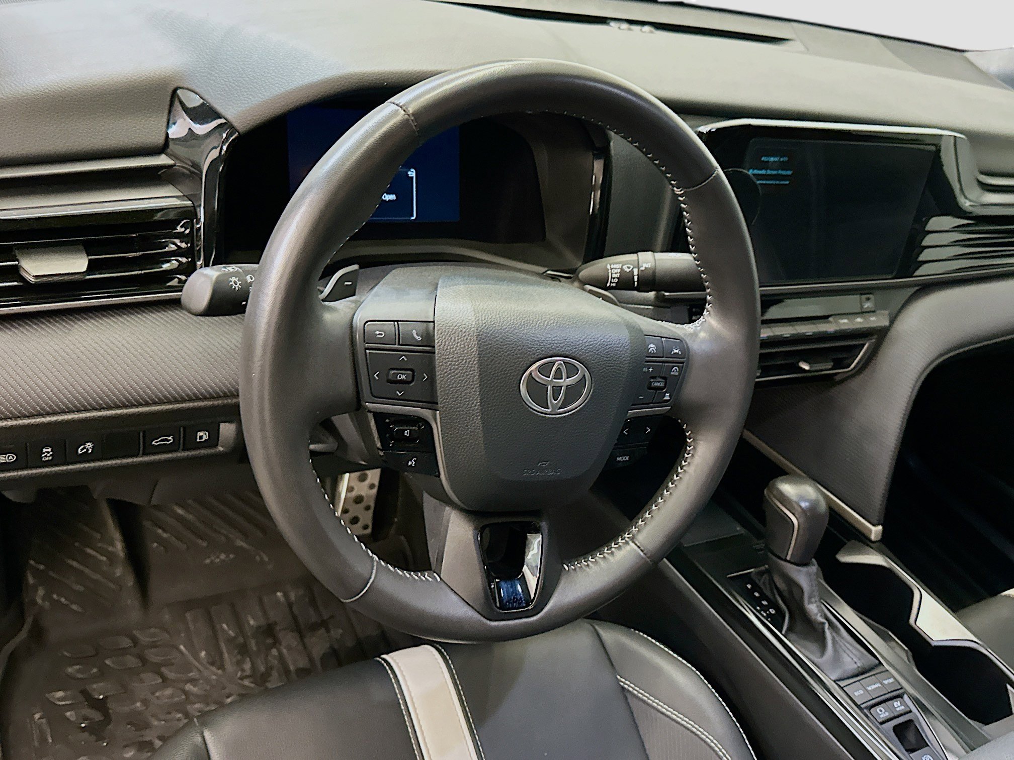 Used 2025 Toyota Camry SE w/ Convenience Package FWD image 18