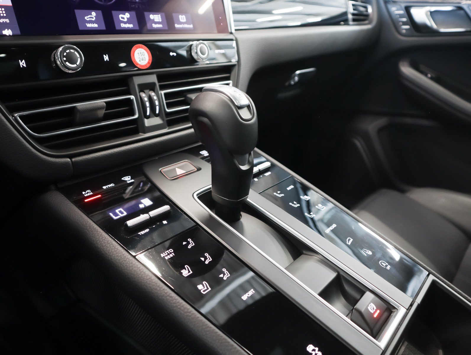 Certified 2026 Porsche Macan AWD/4WD image 18