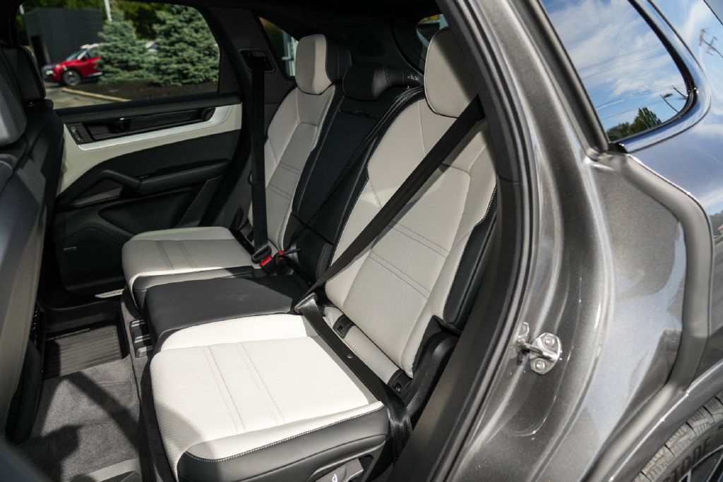 Certified 2026 Porsche Cayenne AWD/4WD image 30