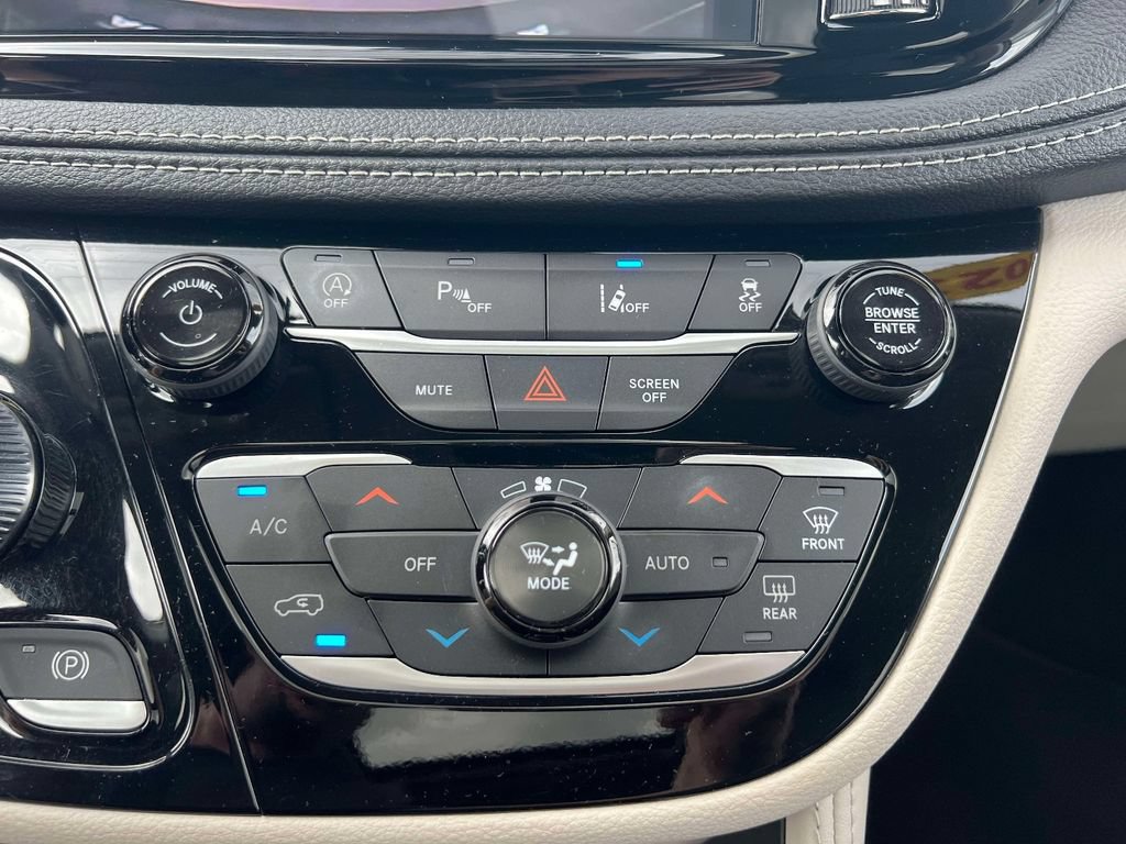 Used 2023 Chrysler Pacifica Limited FWD image 30