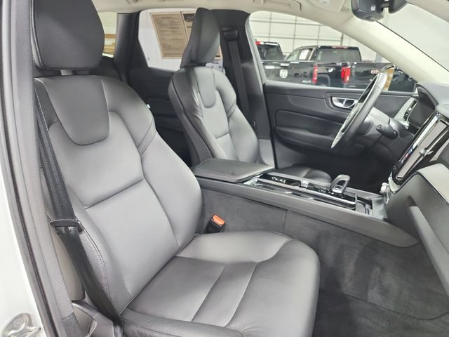 Used 2025 Volvo XC60 B5 Plus AWD/4WD image 37
