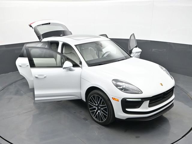 Certified 2025 Porsche Macan image 33