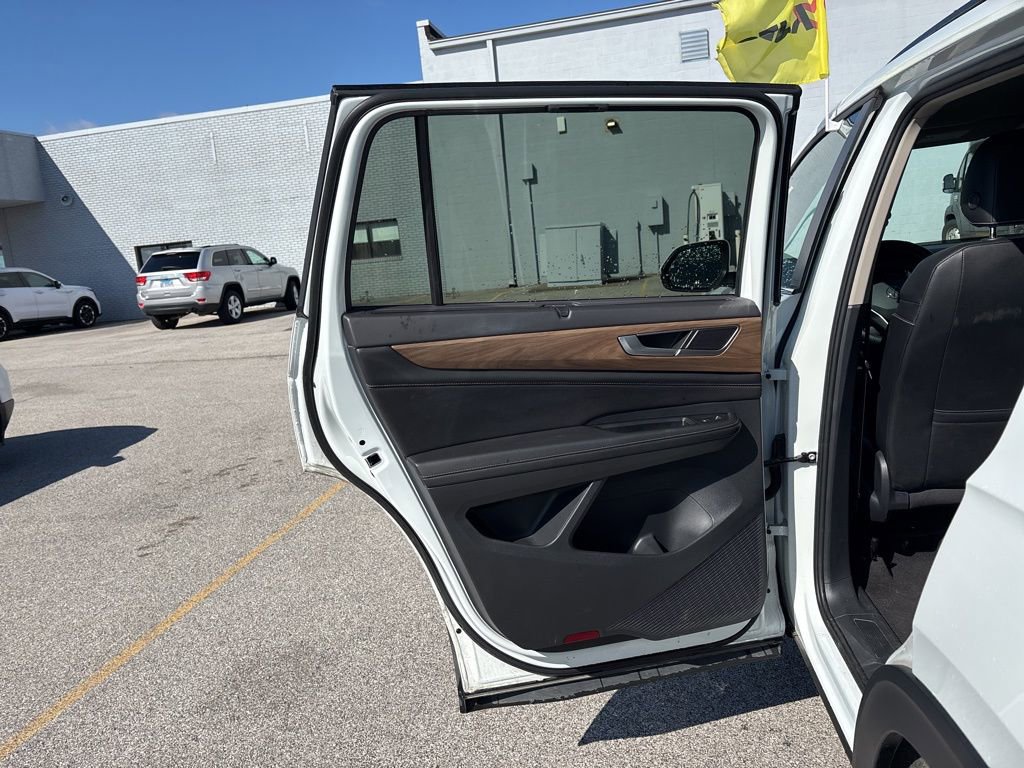 Used 2025 Volkswagen Atlas SE image 23