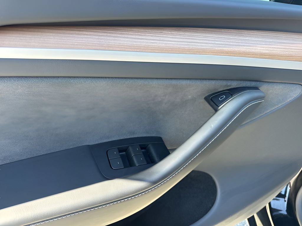 Used 2025 Tesla Model Y Long Range RWD image 29