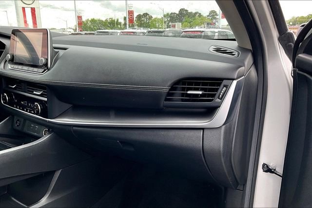 Certified 2024 Nissan Rogue SV FWD image 23