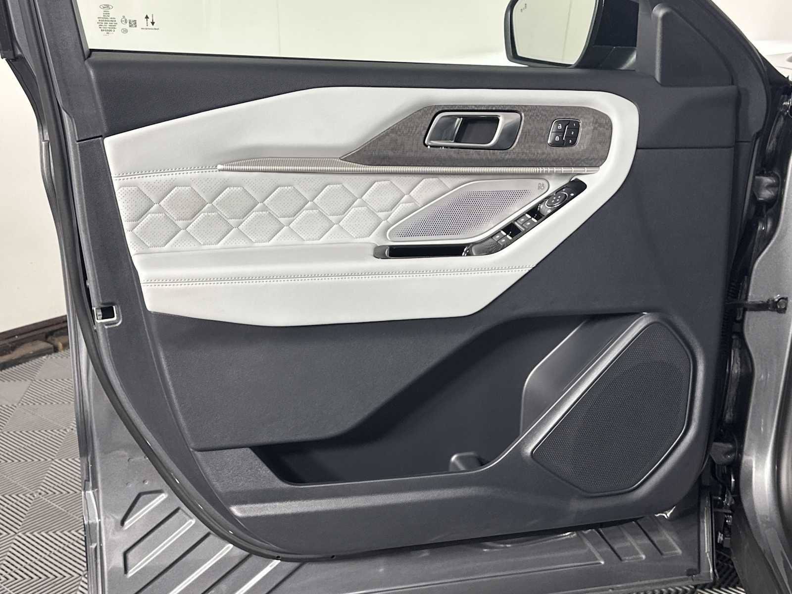 New 2026 Ford Explorer Platinum w/ LUX Leather Package AWD/4WD image 10