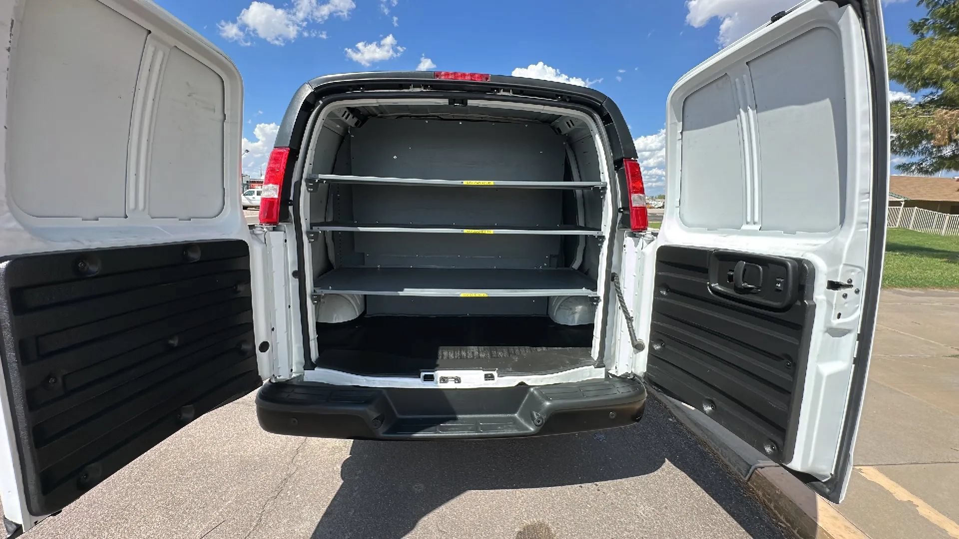 Used 2022 GMC Savana 2500 RWD image 4