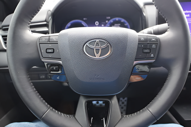 Used 2025 Toyota Camry XSE FWD image 19