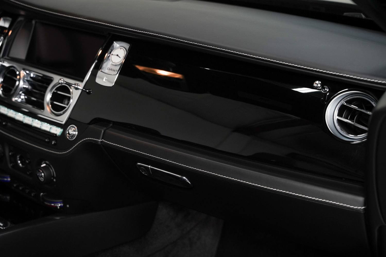 Used 2019 Rolls-Royce Dawn RWD image 33