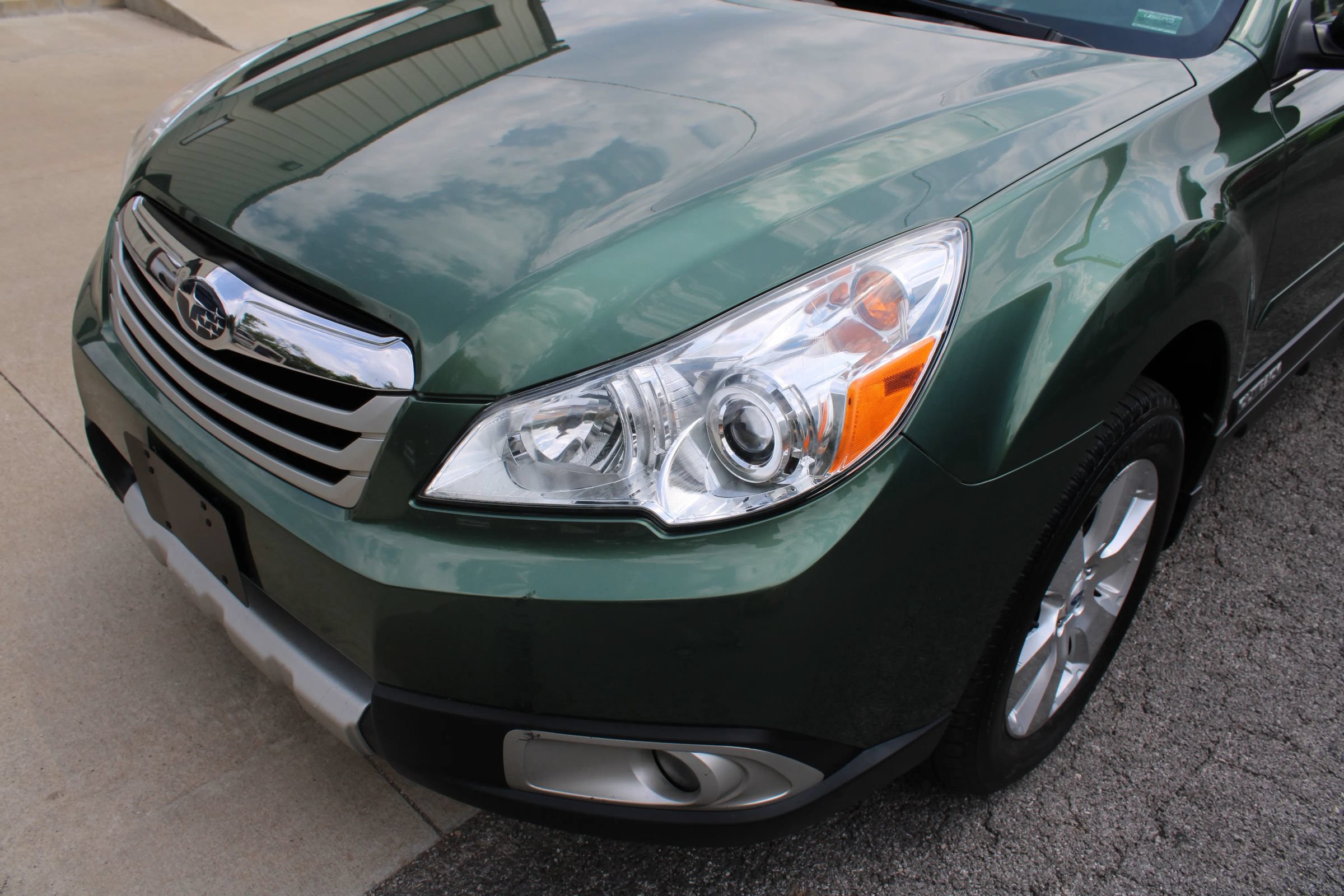 Used 2012 Subaru Outback 3.6R Limited AWD/4WD image 3