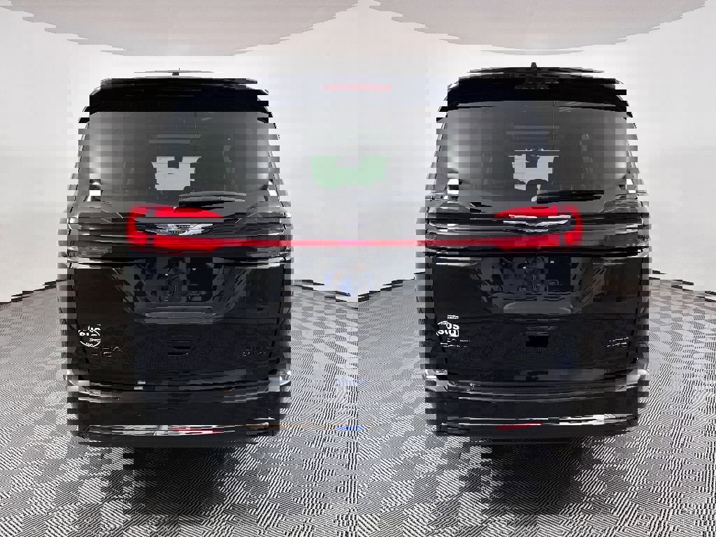 Used 2023 Chrysler Pacifica Limited image 19