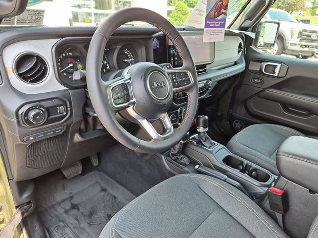 Used 2024 Jeep Wrangler Unlimited Sahara w/ Technology Group AWD/4WD image 12