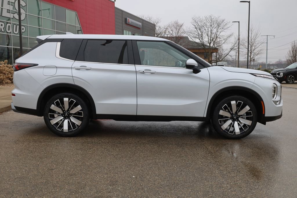 New 2025 Mitsubishi Outlander SE image 11