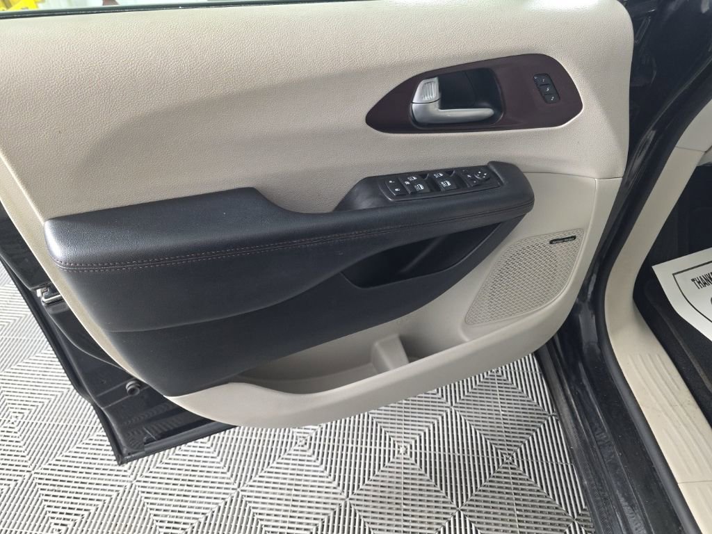 Used 2017 Chrysler Pacifica Limited image 12