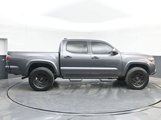 Used 2017 Toyota Tacoma TRD Sport AWD/4WD image 15