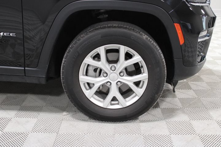Used 2023 Jeep Grand Cherokee Limited AWD/4WD image 43