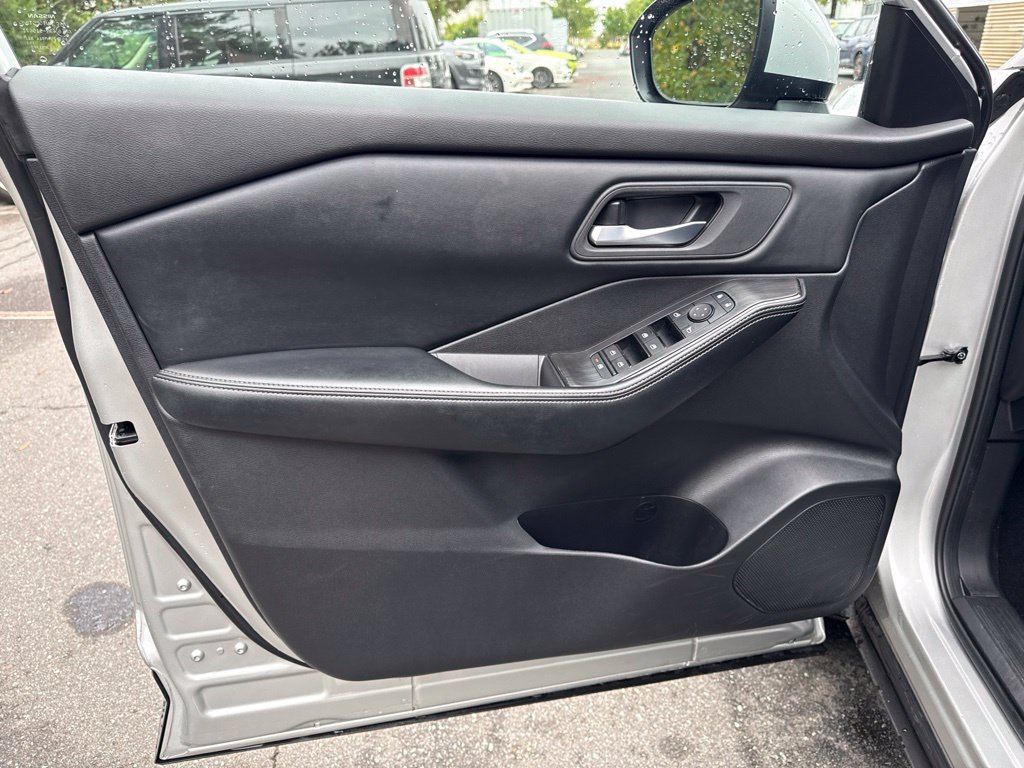 Used 2025 Nissan Rogue SV FWD image 16