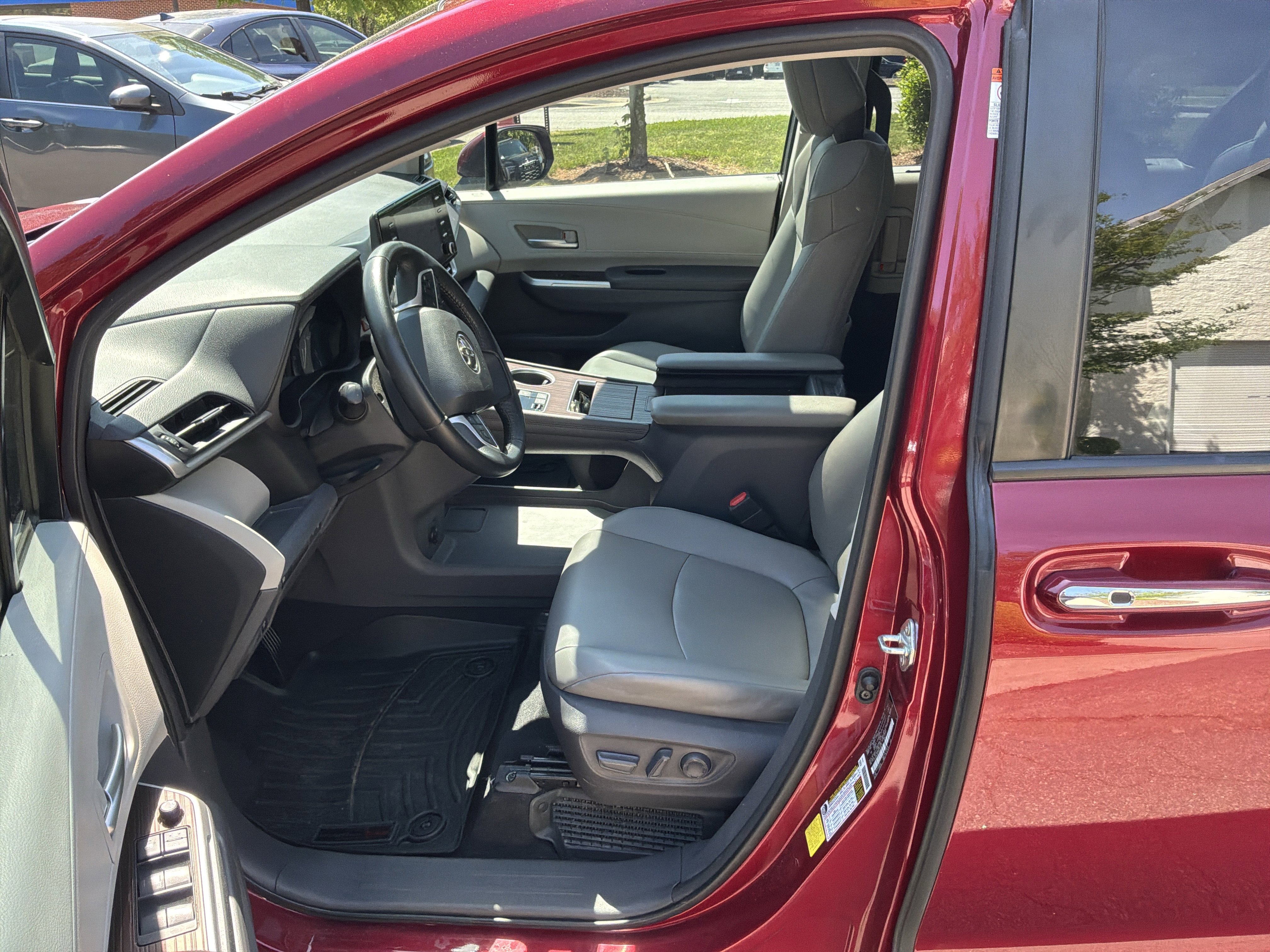 Used 2021 Toyota Sienna XLE image 16