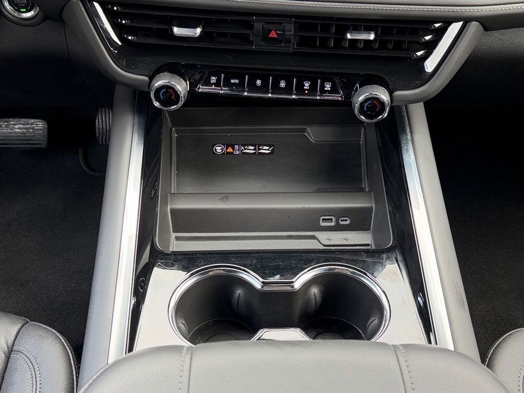 Used 2025 Chevrolet Suburban Z71 image 19