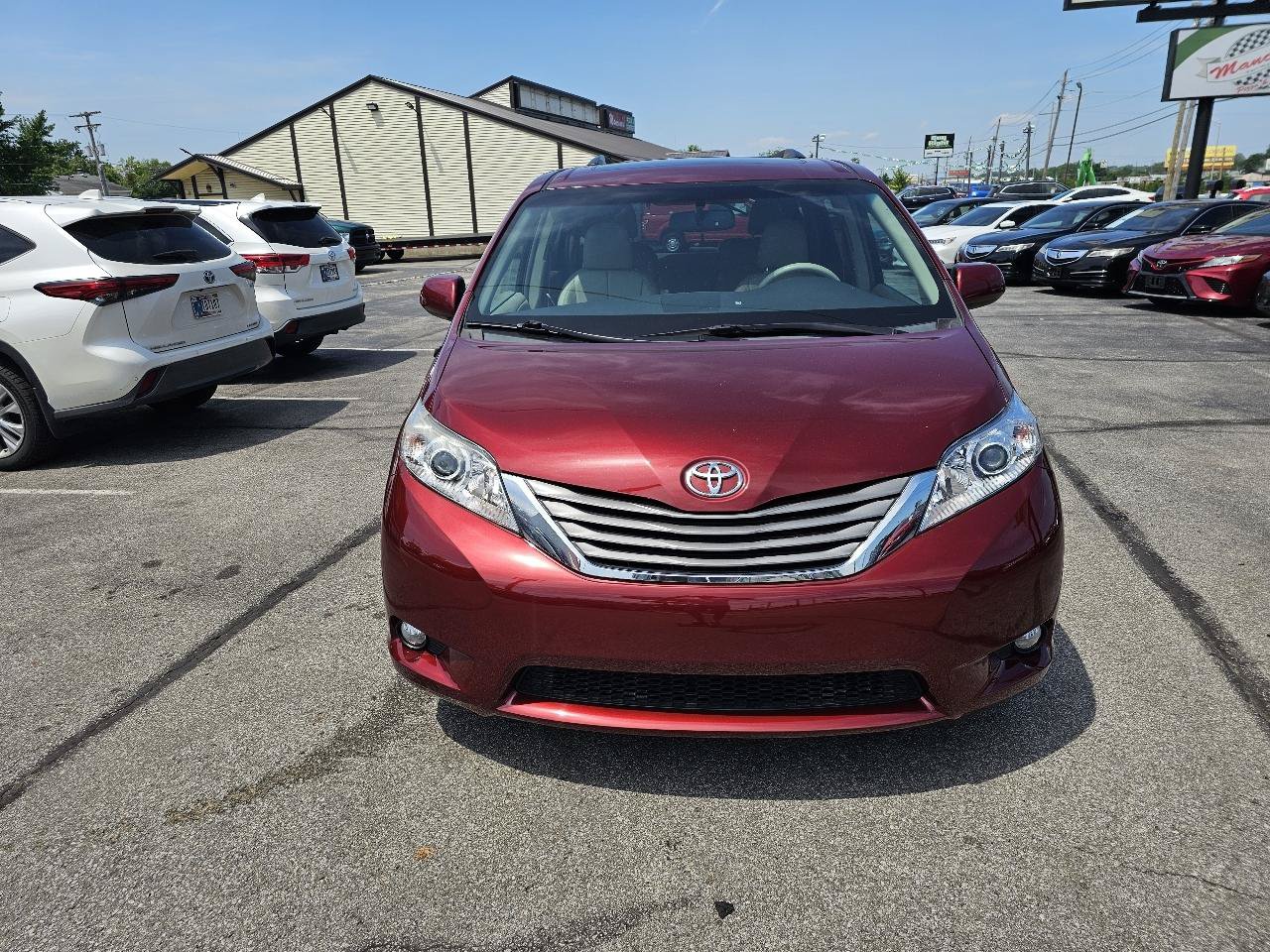 Used 2014 Toyota Sienna XLE w/ Entertainment Package FWD image 3