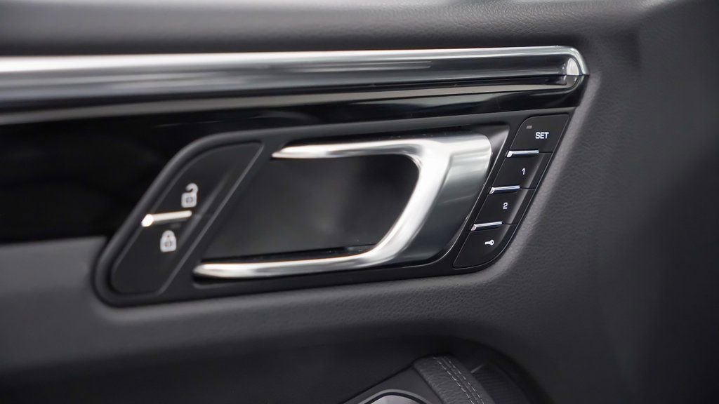 Used 2025 Porsche Macan AWD/4WD image 22