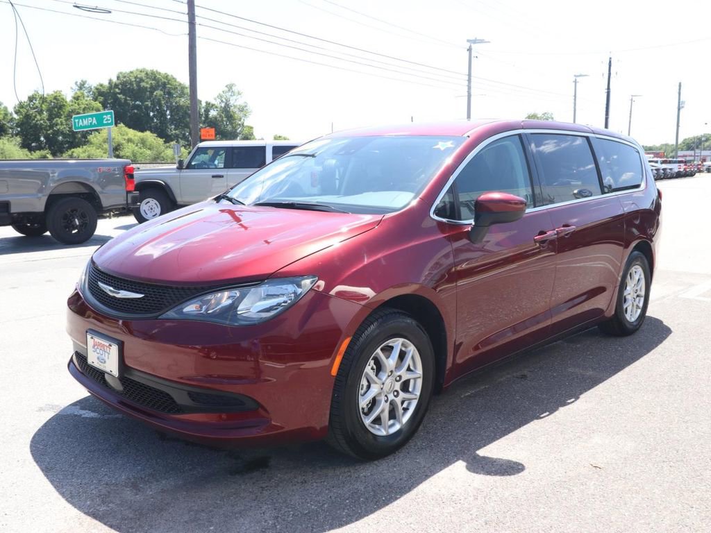 Used 2023 Chrysler Voyager LX image 3