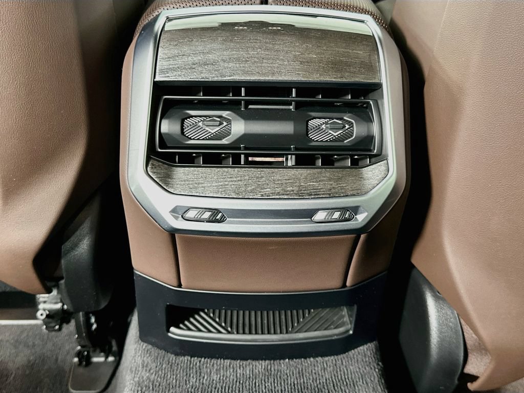 Certified 2024 BMW i7 xDrive60 w/ Executive Package AWD/4WD image 25