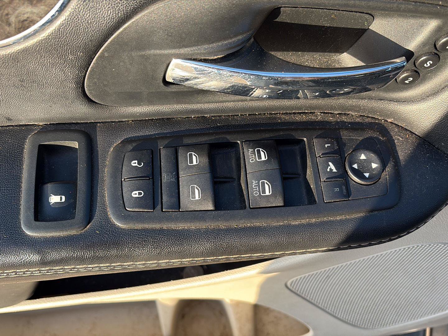 Used 2015 Chrysler Town & Country Limited Platinum w/ Trailer Tow Group FWD image 10