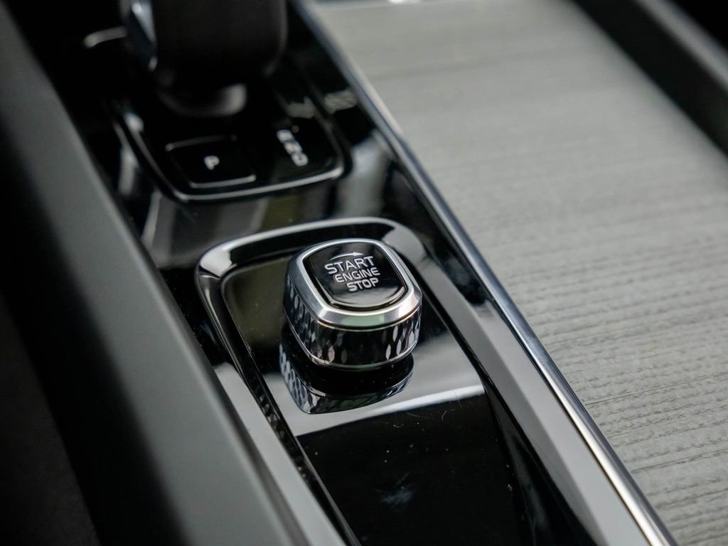 Used 2025 Volvo XC60 B5 Plus image 19