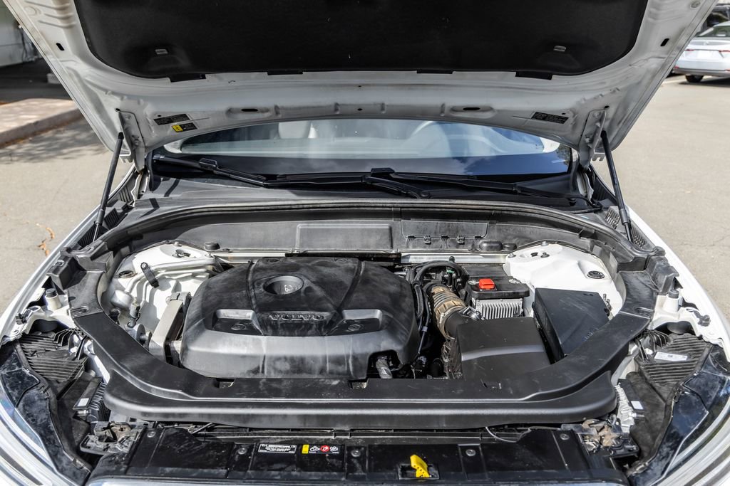 Used 2020 Volvo XC60 T6 Momentum AWD/4WD image 28