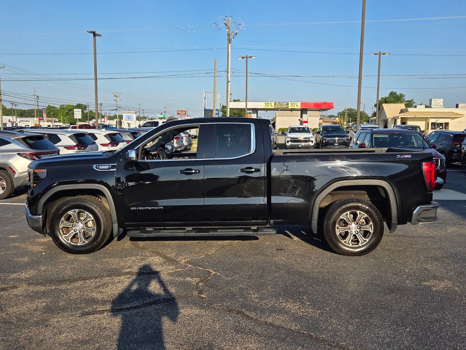 Used 2022 GMC Sierra 1500 SLE w/ X31 Off-Road Package AWD/4WD image 4