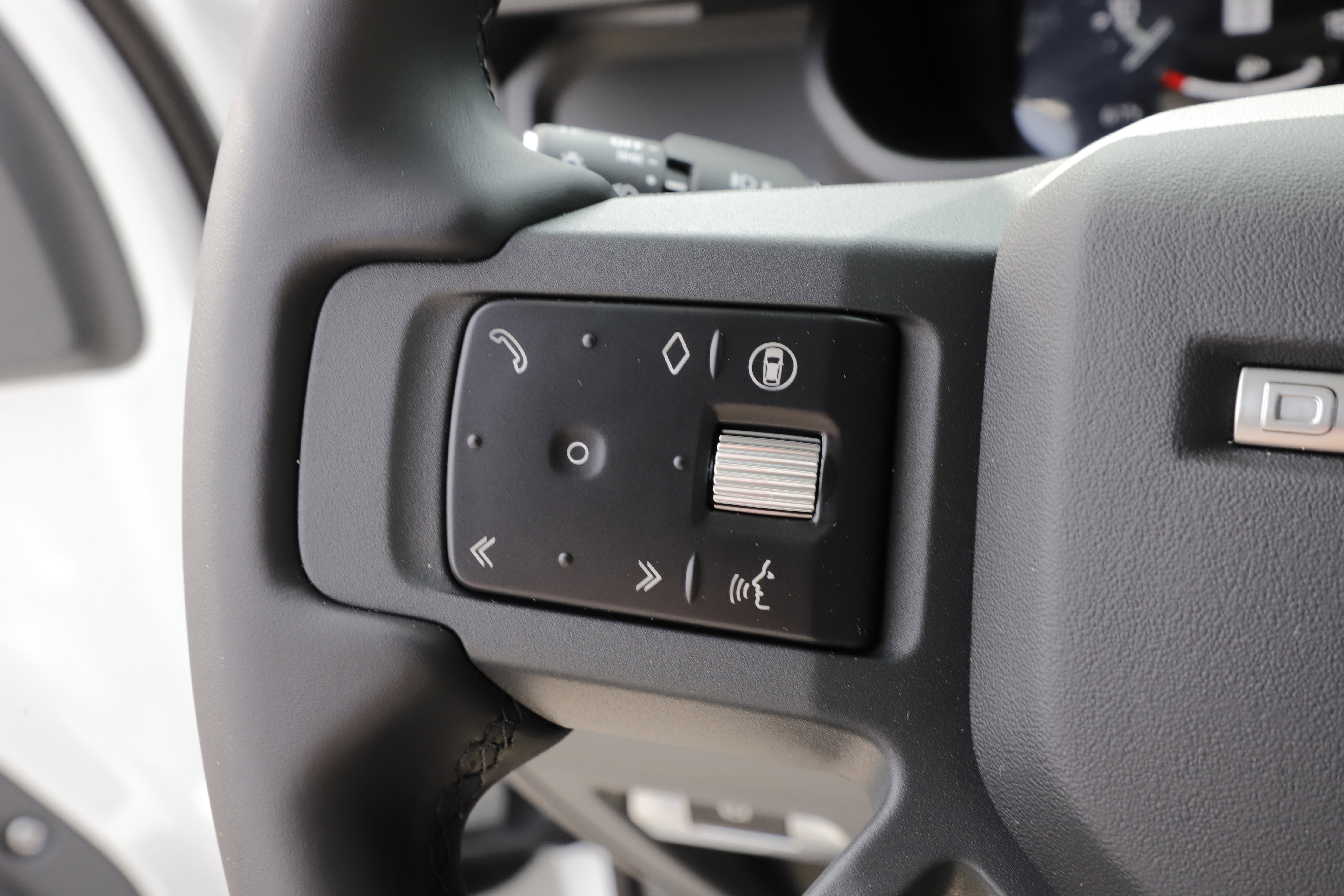 New 2026 Land Rover Defender 110 X-Dynamic SE image 23