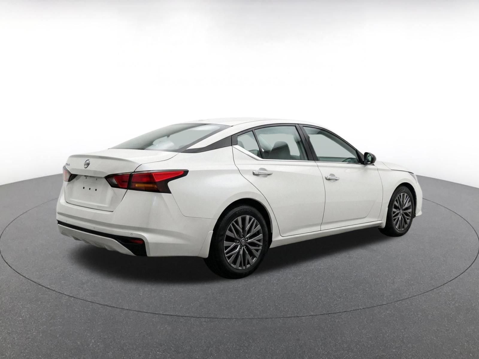 Used 2025 Nissan Altima 2.5 SV FWD image 9