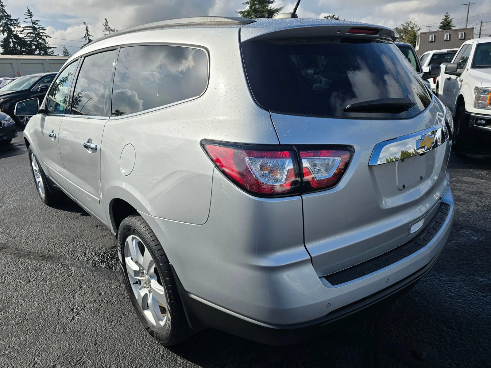 Used 2016 Chevrolet Traverse LT w/ Style and Technology Package FWD image 3