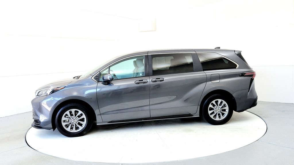 Certified 2025 Toyota Sienna LE AWD/4WD image 3