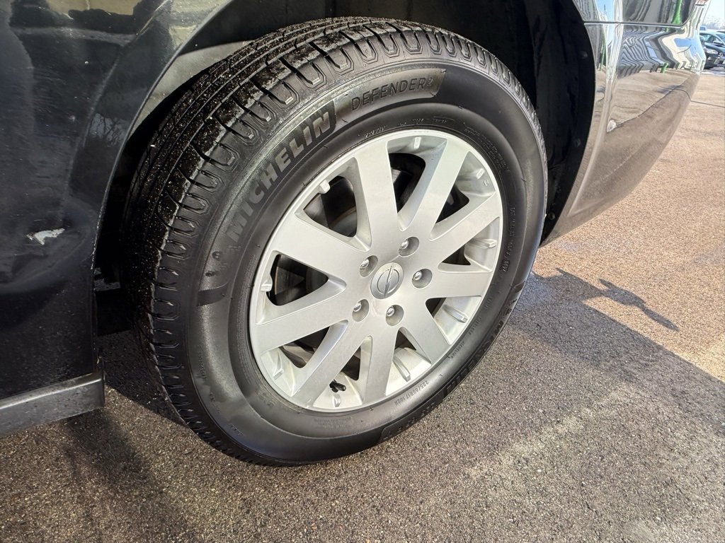 Used 2013 Chrysler Town & Country Touring image 25