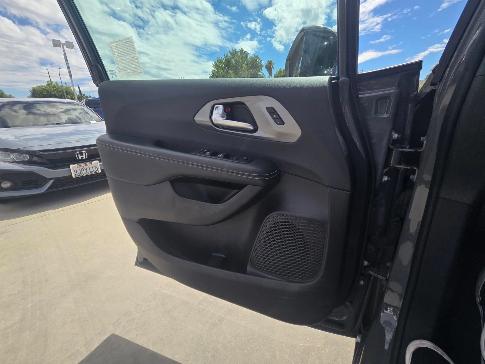 Used 2025 Chrysler Pacifica Select FWD image 23