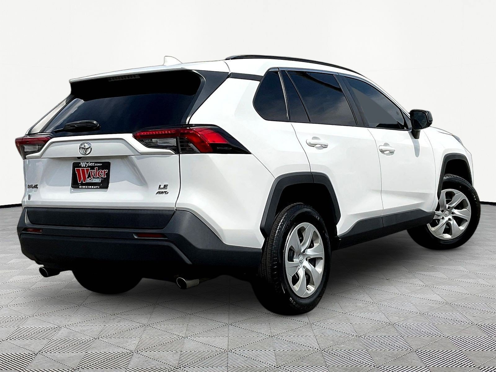 Used 2019 Toyota RAV4 LE AWD/4WD image 6