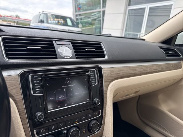Used 2017 Volkswagen Passat 1.8T SE FWD image 12