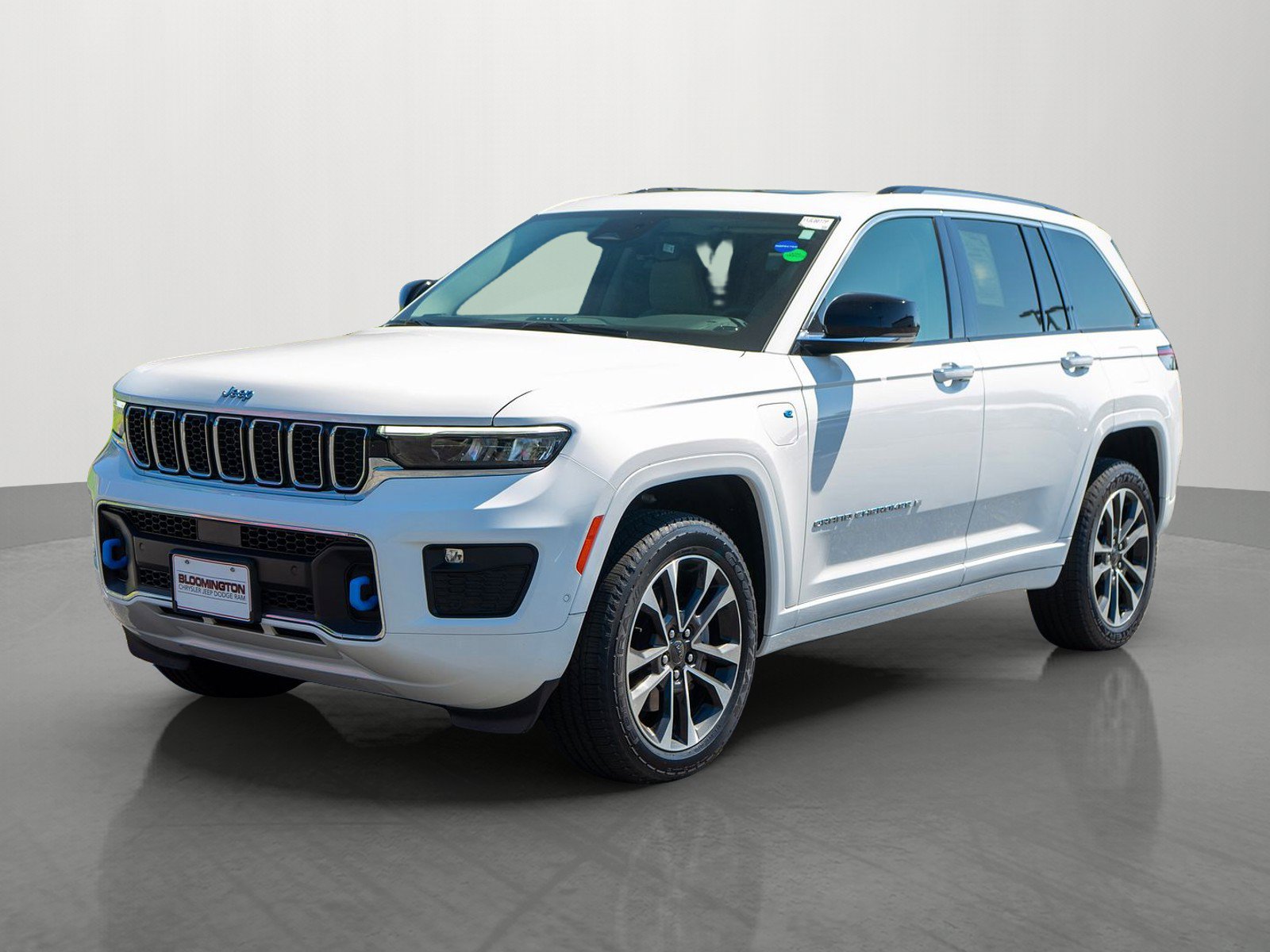 Used 2022 Jeep Grand Cherokee Overland w/ Luxury Tech Group IV AWD/4WD image 3