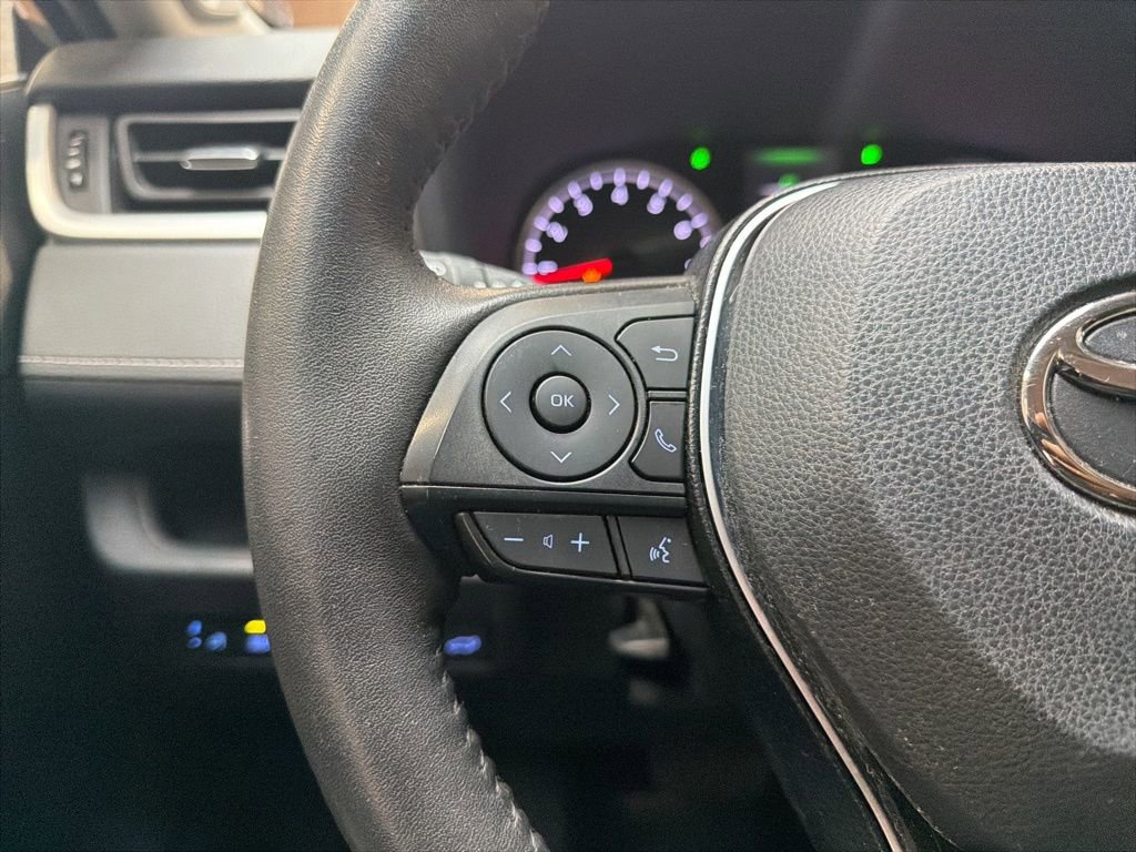 Used 2021 Toyota RAV4 XLE Premium image 17