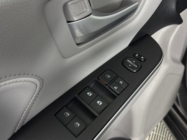 Used 2017 Toyota Camry XLE w/ Moonroof Package FWD image 30
