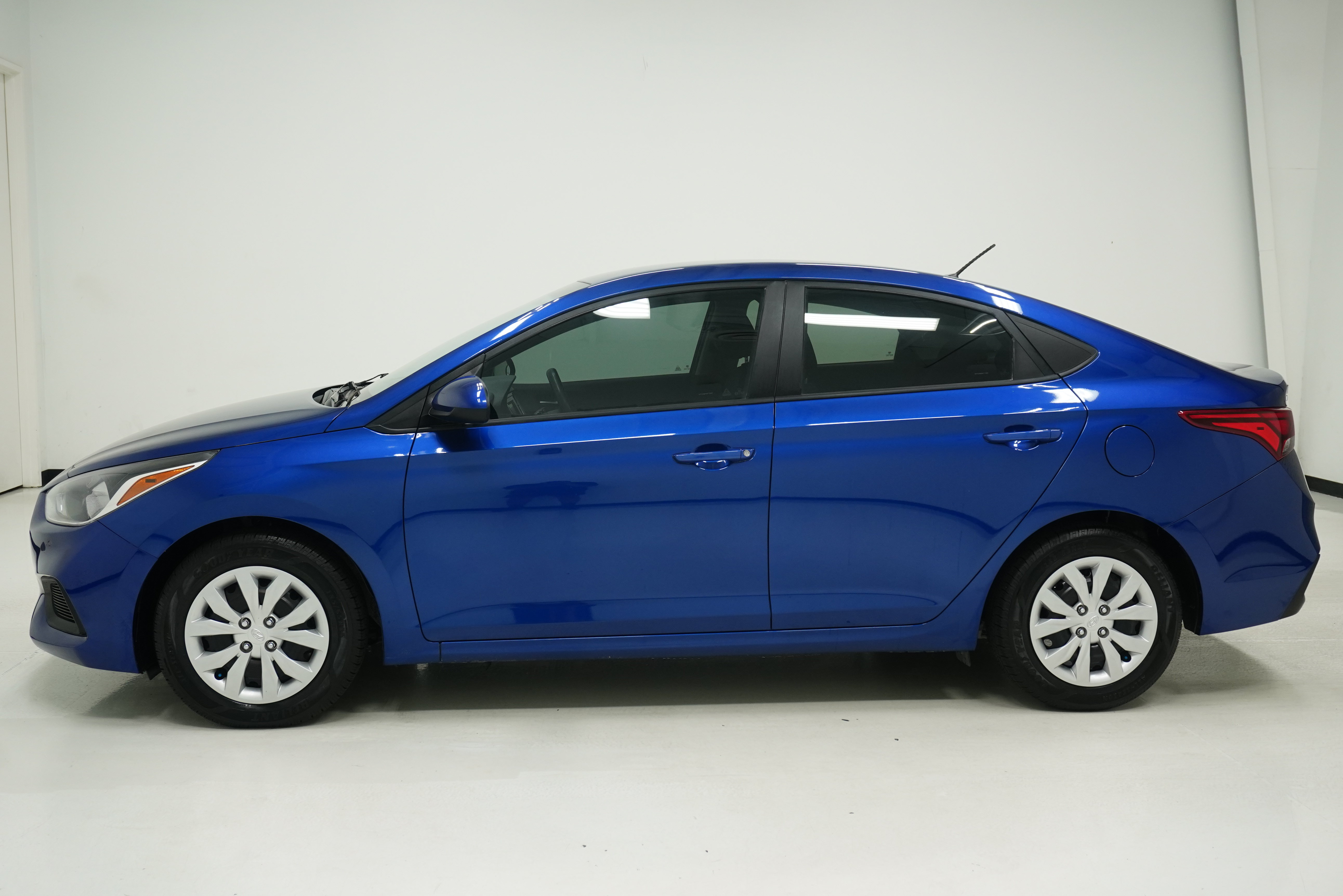 Used 2022 Hyundai Accent SE w/ Cargo Package FWD image 5