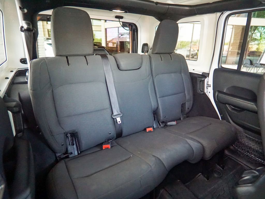 Used 2018 Jeep Wrangler Unlimited Sahara w/ Uconnect 4C Nav & Sound Group AWD/4WD image 33