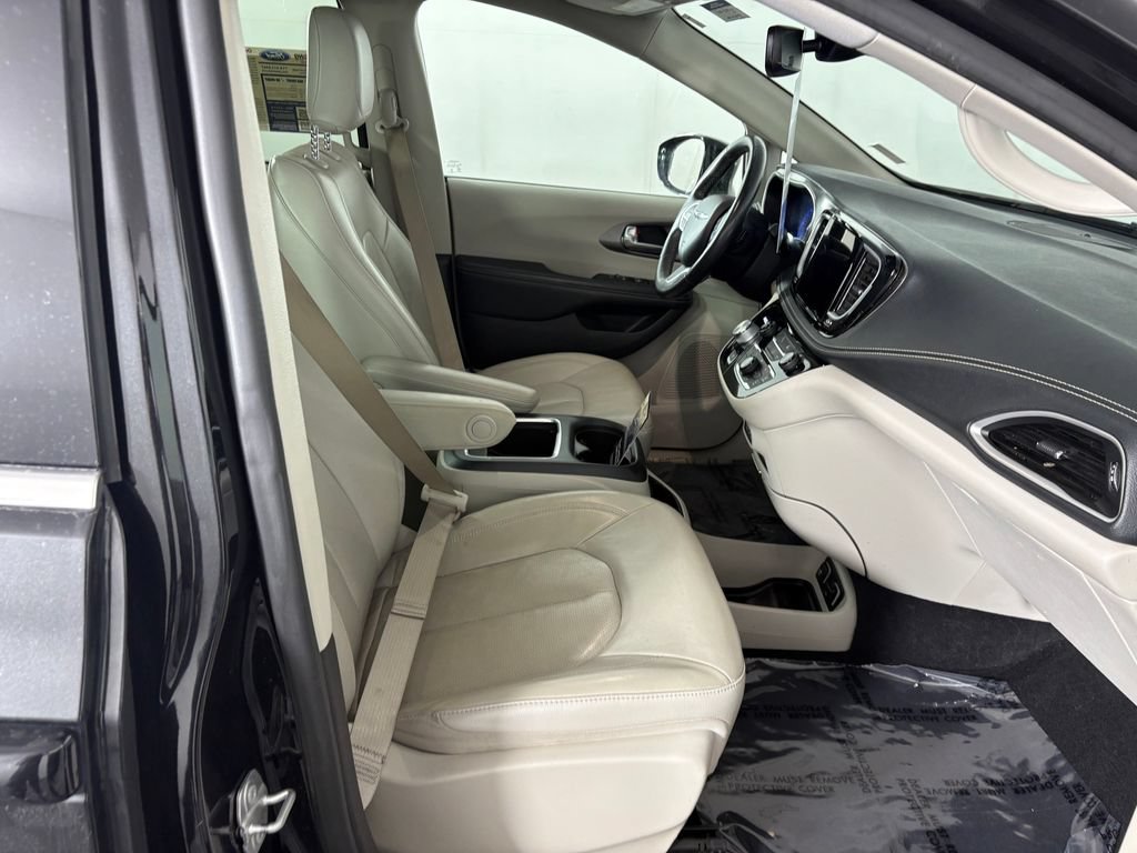 Used 2021 Chrysler Pacifica Touring-L AWD/4WD image 36