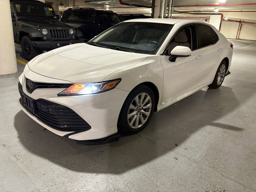 Used 2018 Toyota Camry LE image 3