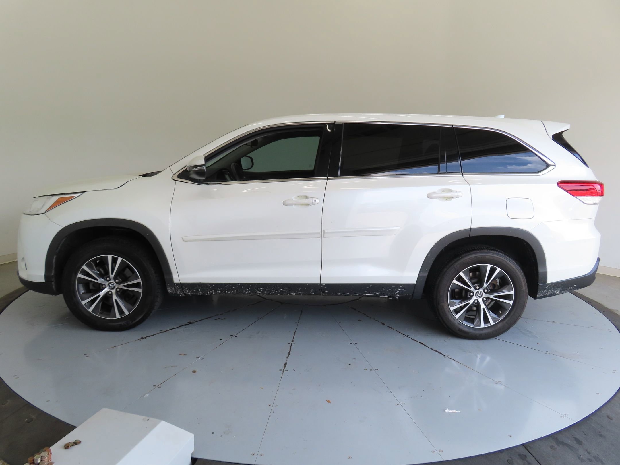 Used 2019 Toyota Highlander Plus FWD image 7