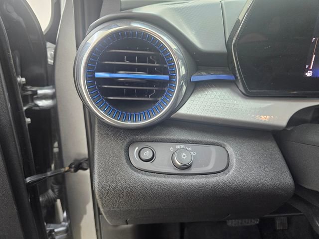 Used 2025 Chevrolet Trax LT w/ LT Convenience Package FWD image 12