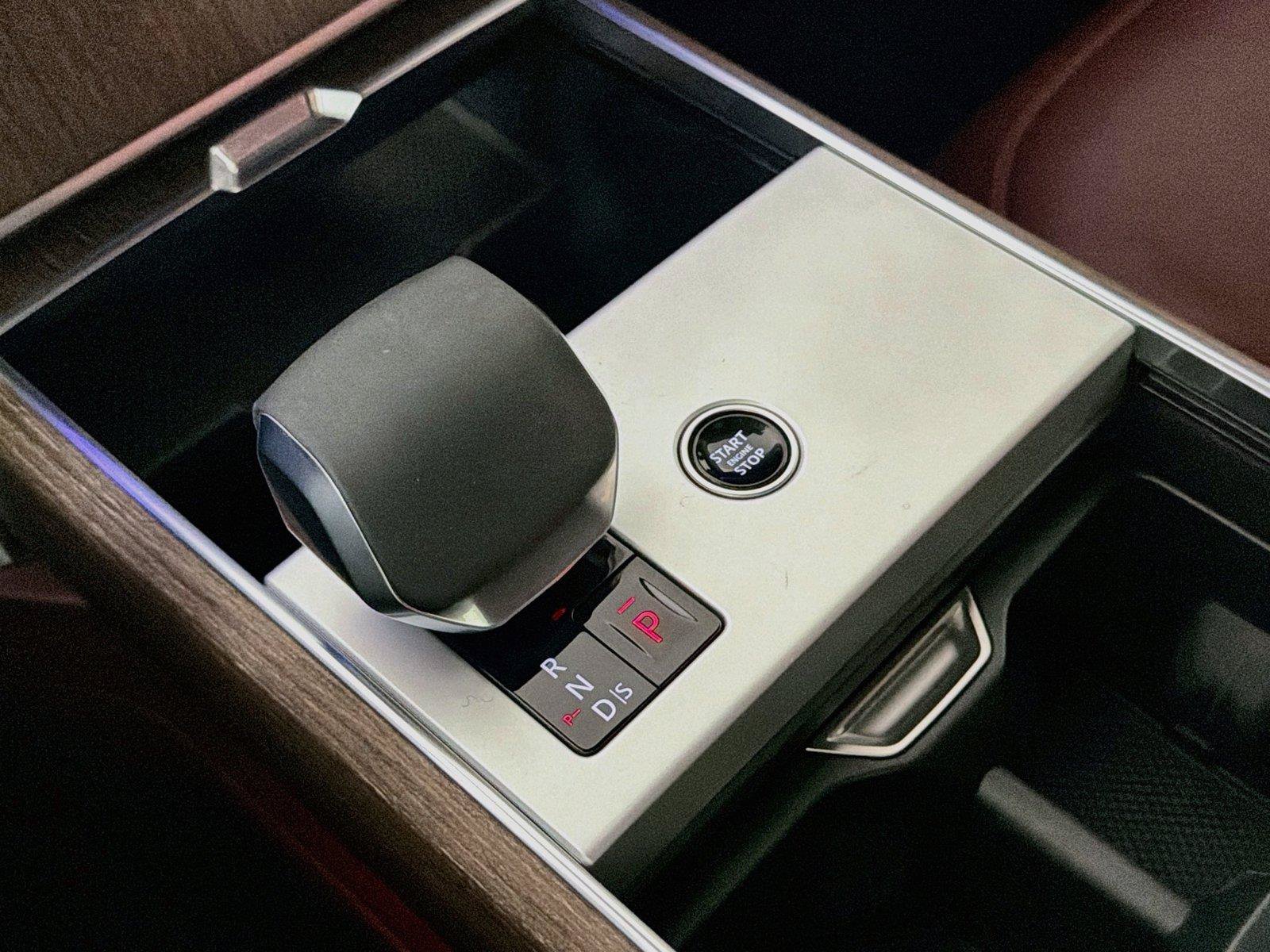 Certified 2025 Land Rover Range Rover SE AWD/4WD image 15