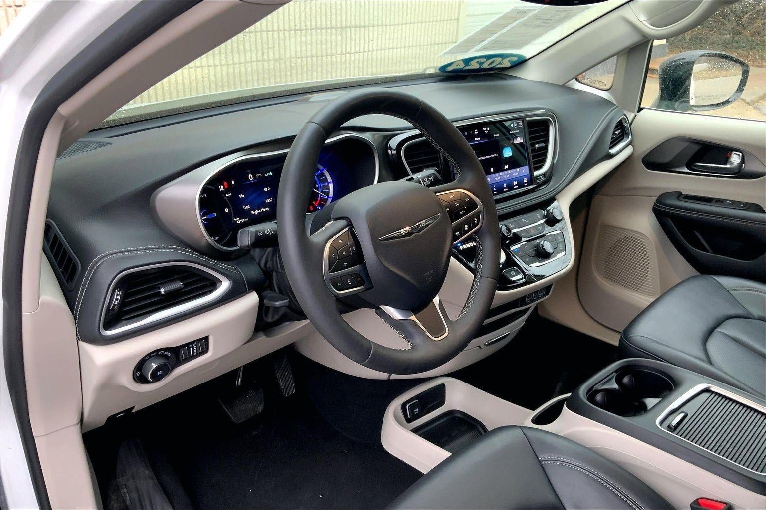Used 2024 Chrysler Pacifica Select image 14